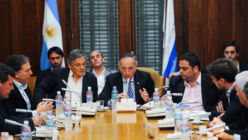 EL presidente de la UIA, Miguel Acevedo, recibió en la central fabril a los ministros de Hacienda, Trabajo y Producción, junto a los miembros de la Comisión Directiva