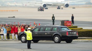 Niños chinos saludan a la