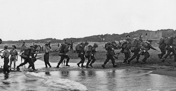 Tropas dejando las lanchas de