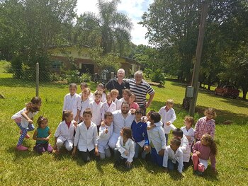 Claudio Romero junto a niños