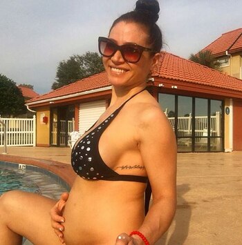 Muy sexy, subió selfies en