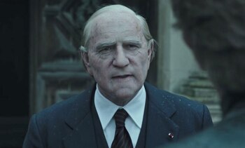 Kevin Spacey carecterizado como J.