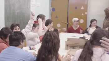 A lo largo del video