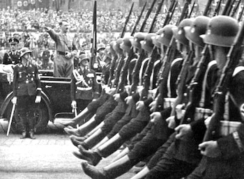 La propaganda y el lobby interno de Himmler hicieron que Adolf Hitler sintiera debilidad por las tropas de la Waffen SS, unos asesinos ideologizados al servicio del Tercer Reich