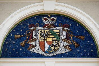Un mosaico del escudo de armas de Liechtenstein a la entrada del edificio gubernamental de Vaduz (Liechtenstein) (Bloomberg/Valentin Flauraud/The Washington Post)