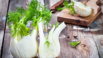 El hinojo tanto crudo como cocido tiene propiedades adelgazantes: reduce la hinchazón abdominal (Getty Images)