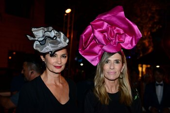 La ex modelo Mariana Arias optó por un clásico vestido negro que potenció con una vincha con termionación en flor. Manos a la obra, Suami Delelis, realizó su maxi tocado fucsia