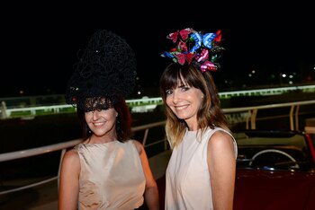 Laura Noetinger diseño su imponente fascinator con y Paula Roccatagliata con un diseño de mariposas de color con efecto 3D