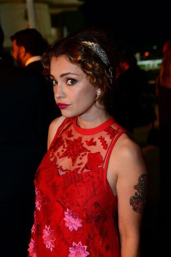 Dolores Fonzi optó por llevar complementos en metal emulando la estética griega