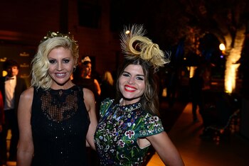 Barbie Simons brilló con una corona metálica en dorado y detalles en bronce fundido de Jitric. Angie Balbiani vistió su cabeza con plumetín en crudo
