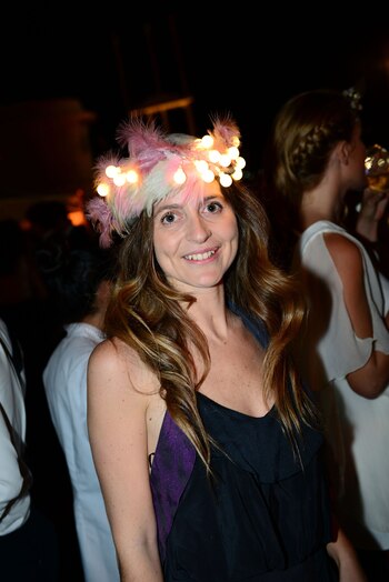La ambientadora Tania Pieres recicló un un antigúo sombrero familiar y de manera artesanal le agregó el toque de luz, siendo una de las más creativas de la noche