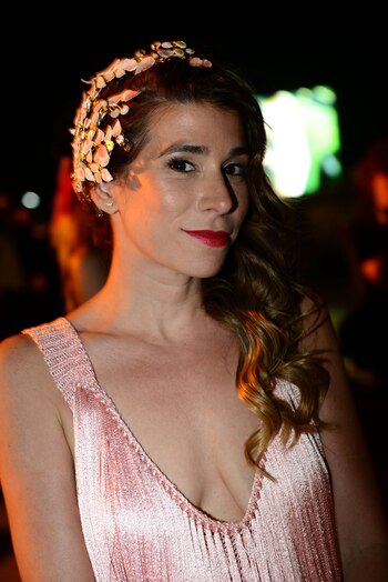 La estética vintage en clave casquete también se destacaron en la gala inspirada en las carreras de caballo del siglo XVII
