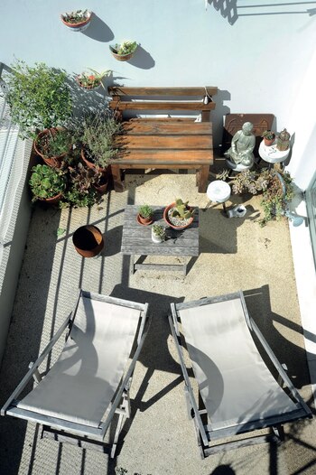 Muebles de exterior junto a