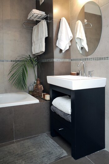 El baño revestido en tono