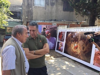 José Ignacio López y el fotógrafo Víctor Bugge en la muestra de fotografías del domingo de los 4 Papas que, desde este sábado estará instalada en la Basílica del Sagrado Corazón, en Barracas