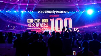 Una pantalla muestra el valor de los bienes que se están negociando en el festival de compras globales del Día del Soltero de Alibaba Group en Shanghai, China, el 11 de noviembre de 2017. (Reuters)