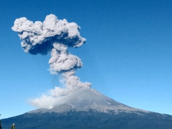 El volcán Popocatepetl, ubicado a 72 km de la Ciudad de México, ha venido registrando numerosas exhalaciones de baja intensidad desde fines de septiembre.