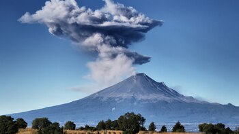 Las cenizas del volcán Popocatépetl vista desde la comunidad tepehiteca en el estado de Tlaxcala, México, el 10 de noviembre de 2017. (AFP)