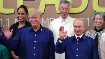 Donald Trump y Vladimir Putin en una cumbre en Vietnam (AFP)