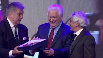 Héctor Larrea junto a Bobby