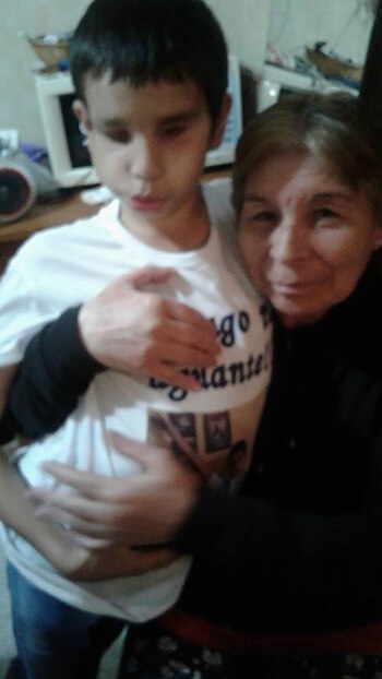 Thiago con su abuela