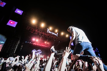 Thomas Mars caminando entre el