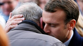 El presidente Emmanuel Macron reconforta a