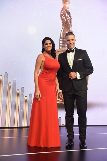 Los conductores del gran evento de la radio: Alejandro Fantino y Pamela David. ¡Súper elegantes!