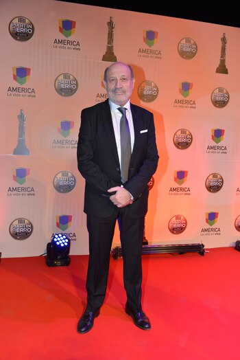 Alfredo Leuco lució un clásico traje negro con camisa blanca.