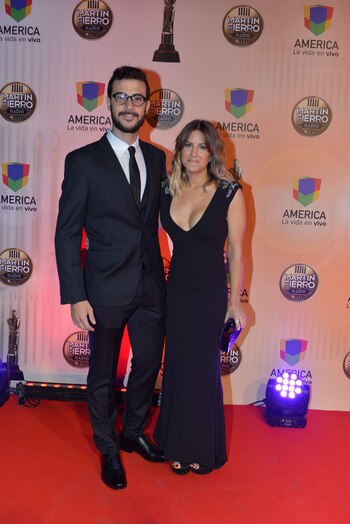 Diego Leuco, ganador como analista político, junto a su novia Daniela, ambos total black.