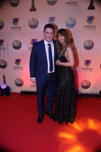 Jonatan Viale, con un clásico traje azul noche, junto a su esposa, Micaela Krolovetzky.