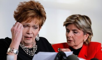 Beverly Young Nelson, junto a