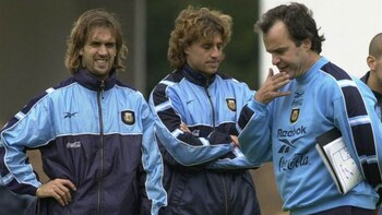 Marcelo Bielsa junto a Crespo