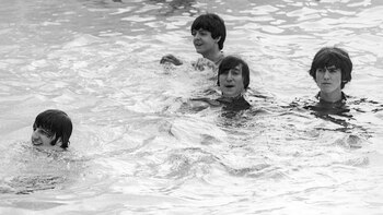 “Help!” (1965) narra las peripecias