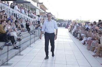 Con diseños femeninos que resaltan la silueta de cualquier mujer, el modisto fue uno de los más elegidos por las famosas. Su estilo de colores planos potencia la simpleza