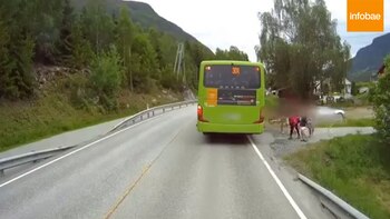 Los niños descienden del autobús