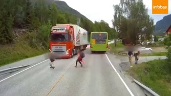 El camionero realiza la maniobra