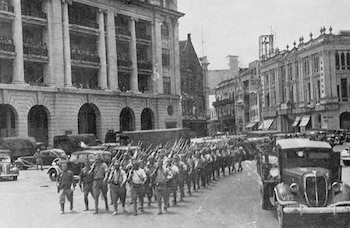 Una columna japonesa ingresando en