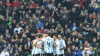 Los jugadores celebran el gol de Banega en el amistoso de Krasnodar en 2017. Argentina perdió 4 a 2 con Nigeria (AFP)