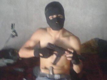 Yamer MY posaba armado en