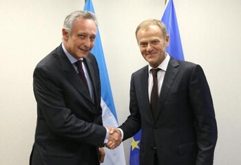 Mario Verón Guerra -izquierda-, el