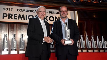 Enrique Macaya Márquez entrega la