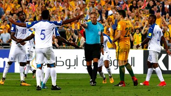 Néstor Pitana sancionó dos penales