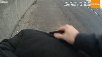 El policía tomó al hombre