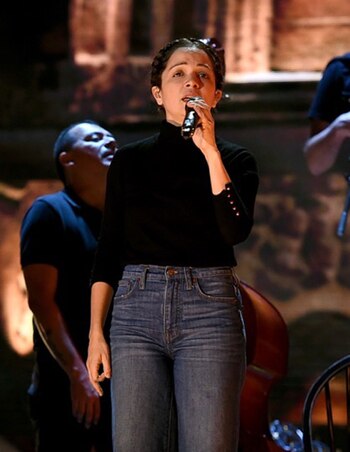 Natalia Lafourcade compite con su