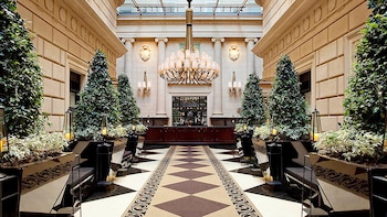 El ingreso al lobby del