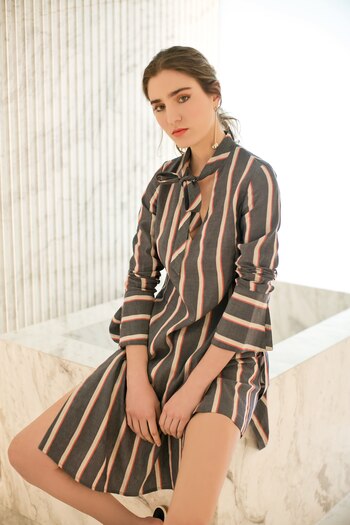 Camisa larga con moño y