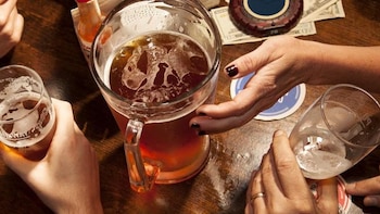 Jarras de cerveza tirada, una