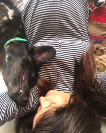 Isabel junto a su perra