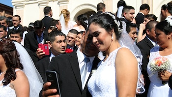 Una pareja se toma una